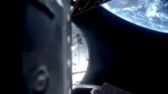 地球の周回軌道に入った宇宙船オライオンから見た地球