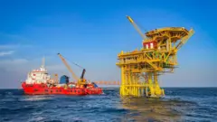 Plataforma de petróleo em alto mar.