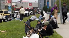 مردم پس از زمین‌لرزه‌های روز چهارشنبه در استانبول به خیابان‌ها آمده‌اند