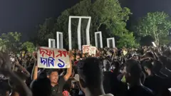 শনিবার বিকেলে শহীদ মিনারের সমাবেশ থেকে  এক দফা ঘোষণা করে আন্দোলনকারীরা