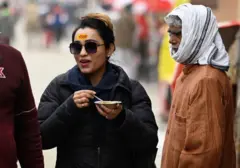 అయోధ్యలో స్ట్రీట్‌ఫుడ్ తింటున్న ఒక మహిళ