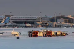 Foto diurna mostra avião acidentado