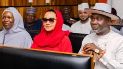 Foto oge Sinetọ Natasha Akpoti-Uduaghan, di ya bụ Emmanuel O. Uduaghan na Aisha Yesufu nọ n'ụlọikpe