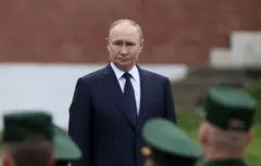 Putin olhando para militares