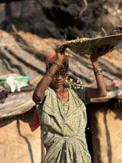 மகாராஷ்டிரா, ஒரு சிறிய குகைக்குள் 150 பசு, 10 எருமை மற்றும் ஆடுகளுடன் 3 குடும்பங்கள் வாழ்வது எப்படி?