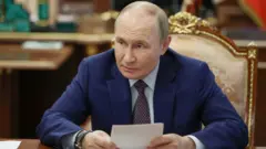 Путін з документом у руках