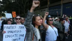 သားရှင်တွေအနေနဲ့ သမီးဖြစ်သူတွေကိုပဲ အကာအကွယ်ပေးနေရုံတင်မကဘဲ သားတွေကိုလည်း အသိပညာပေးကြဖို့ အမျိုးသမိးတွေအပေါ် အကြမ်းဖက်မှု တိုက်ဖျက်ရေး သြစတေးလျဆန္ဒဖော်ထုတ်ပွဲမှာ ဆိုင်းဘုတ်ကိုင် ဆန္ဒဖော်ထုတ် 