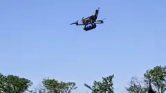Um drone FPV controlado remotamente, equipado com munição, é visto no céu durante uma missão de combate de uma unidade de drones ucraniana em 2025