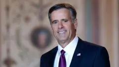 Директор Центрального разведывательного управления Джон Рэтклифф прибывает на закрытое совещание с сенаторами по поводу захвата Николаса Мадуро и его жены Силии Флорес в Капитолии США 7 января 2026 года в Вашингтоне, округ Колумбия