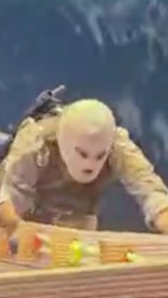 Maskiran i naoružan vojnik penje se na brod u Ormuskom moreuzu.