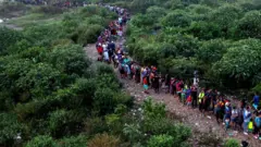 પનામા-કોલંબિયા સરહદથી પસાર થતા લોકો