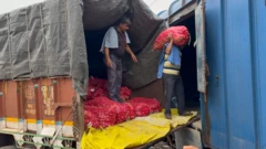 कांदा एक्सप्रेस पर प्याज़ लादते हुए लोग