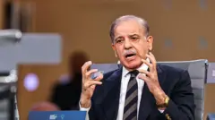 شهباز شریف یوه غونډه کې ناست دی.