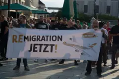 Protesto contra a política de imigração do governo e a favor da deportação de imigrantes em Solingen, Alemanha, em 26 de agosto de 2024