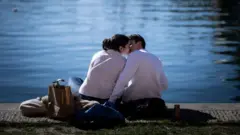 poljubac, momak i devojka se ljube, par se ljubi, ljubljenje, poljupci