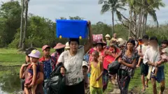 တိုက်ပွဲကြောင့် ဘေးလွတ်ရာ ထွက်ပြေးကြတဲ့ သံတွဲမြို့အနီး ဂေါ့ နဲ့ ဆင်ဂေါင်းရွာက ဒေသခံတွေ 