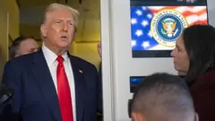 Trump, Air Force One uçağında gazetecilere konuşurken. 