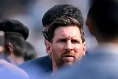 Los fanáticos se decepcionaron al no poder verle la cara a Messi, quien fue bloqueado por un grupo de otros famosos y políticos.