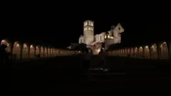 Basílica de São Francisco de Assis, dedicada ao santo, sede da ordem e onde estão sepultados os restos mortais do mesmo. Em Assis, na Itália