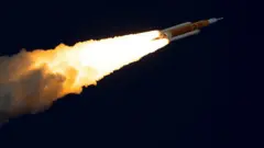 La misión lunar tripulada Artemis II despega desde la plataforma 39B del Centro Espacial Kennedy, en Cabo Cañaveral, Florida, el 1 de abril de 2026.