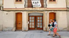 길거리를 걷는 관광객들 