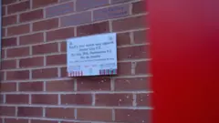 Placa nas paredes do estádio St. James Park lembra do jogo entre Brasil e Exeter de 1914