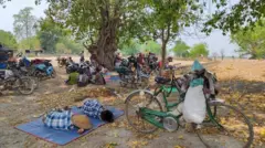 စစ်ဘေးရှောင်နေကြရတဲ့ ဒေသခံတွေ