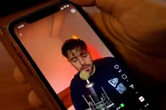 Shervin Hajipour em vídeo no celular