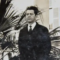 Foto preta e branca de um homem de terno