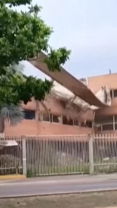 Un edificio se derrumba en Naguanagua