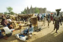 Marché du lundi à Djenné. En arrière-plan, la grande mosquée.