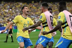 Martinelli comemora com jogadores classificação do Brasil