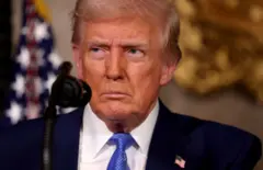 Trump em frente a um microfone