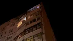Будинок з розбитими вікнами після удару