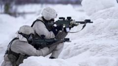 Dos soldados del ejército de Suecia en la nieve apauntando sus armas