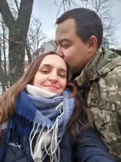 Oksana y Artem posan para la foto en uno de sus encuentros.