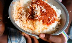 Pikin dem dey chop rice