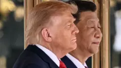 横並びに立つトランプ氏と習氏の横顔のクローズアップ写真