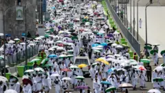 Pessoas chegando ao acampamento Minablaze blackjackguarda-chuva