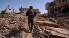 جنود في الجيش الإسرائيلي خلال تنفيذ عمليات في موقع في منطقة تل السلطان في رفح في جنوب قطاع غزة