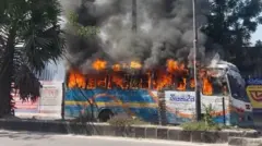 বাসে আগুন জ্বলছে