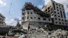 গাজা সম্পূর্ণভাবে যোগাযোগ বিচ্ছিন্ন হয়ে পড়েছে বলে জানিয়েছে বিশ্ব স্বাস্থ্য সংস্থা