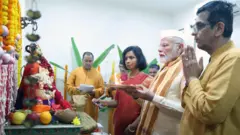पंतप्रधान मोदी आणि न्यायाधीश चंद्रचूड गणपतीची आरती करताना