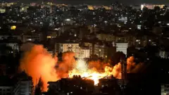 বৈরুতের দক্ষিণ উপশহরে ইসরায়েলি বিমান হামলার ছবি 