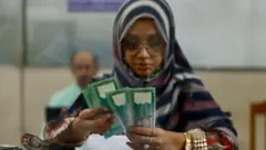 অনেকদিন ধরেই নতুন পে-স্কেলের দাবি জানিয়ে আসছেন সরকারি চাকরিজীবীরা (প্রতীকী ছবি)