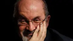 عکسی از سلمان رشدی در مصاحبه با رویترز در سال ۲۰۱۰