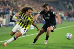 18 Ağustos 2026'da İstanbul, Türkiye'deki Şükrü Saracoğlu Stadyumu'nda oynanan Fenerbahçe ile Olympique Lyonnais arasındaki UEFA Şampiyonlar Ligi 2026/27 sezonu play-off turu ilk maçında, Fenerbahçe'den Matteo Guendouzi ve Olympique Lyonnais'ten Tyler Morton.
