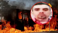 Un vehículo de transporte colectivo incendiado y una foto de "El Tuli"