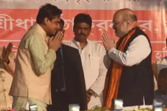 কেন্দ্রীয় স্বরাষ্ট্রমন্ত্রী অমিত শাহের (ডানদিকে) মতুয়া নেতা ও কেন্দ্রীয় মন্ত্রী শান্তনু ঠাকুর (বাঁয়ে)