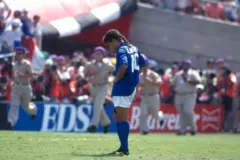 Roberto Baggio se preparar para cobrar o último pênalti da final d Copa do Mundo de 1994, entre Brasil e Itália